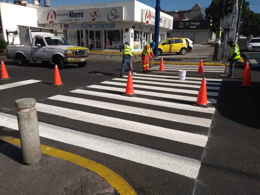 semovep's tweet photo. Continuamos trabajando el balizamiento de Calzada Ventura Puente con énfasis en elementos peatonales y ciclistas buscando su seguridad vial.

#MoreliaBrilla https://t.co/1QpKVETn7M