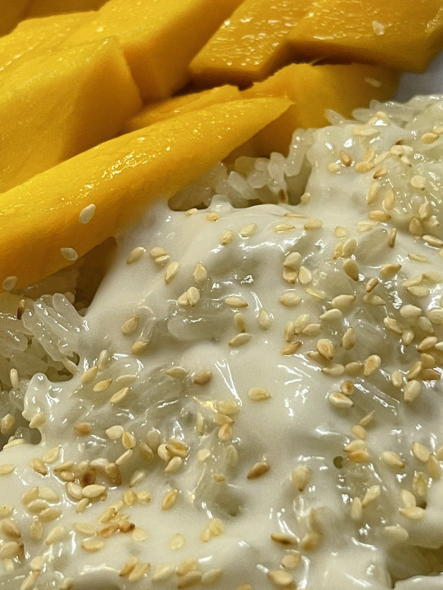nomadjoshua's tweet photo. Mango with sticky rice is always good. https://t.co/MVmCXCU1Bq