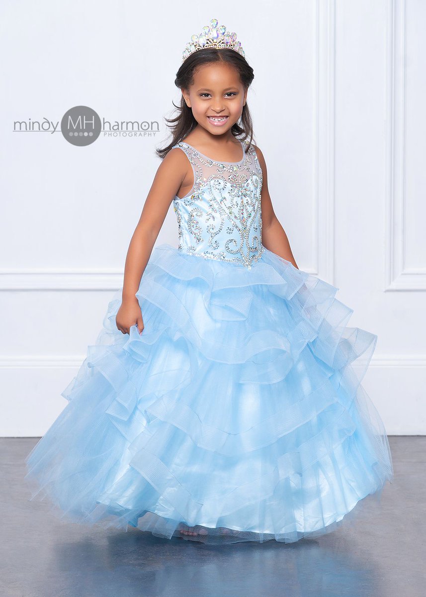 mindyharmon's tweet photo. This little princess lives in Missouri and comes to visit her Oma and Opa for a week in the summer. They try to bring her to see Mindy for a portrait session every year! We love watching her grow up but it's happening way too fast!
#mindyharmon #studioportraits https://t.co/fEtzPBxvij