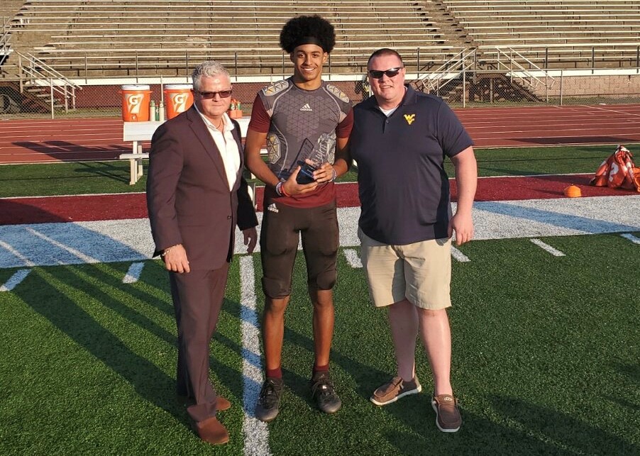 lootpress's tweet image. Congratulations to Beckley's Keynan Cook! Cook was named the Week 5 Lootpress Player of the Week. Brandon Steele (right, The Law Offices of Brandon Steele) and Mick Bates (left, Bodyworks) presented Cook with the award Tuesday in Beckley. 

Full story: lootpress.com/keynan-cook-ea…