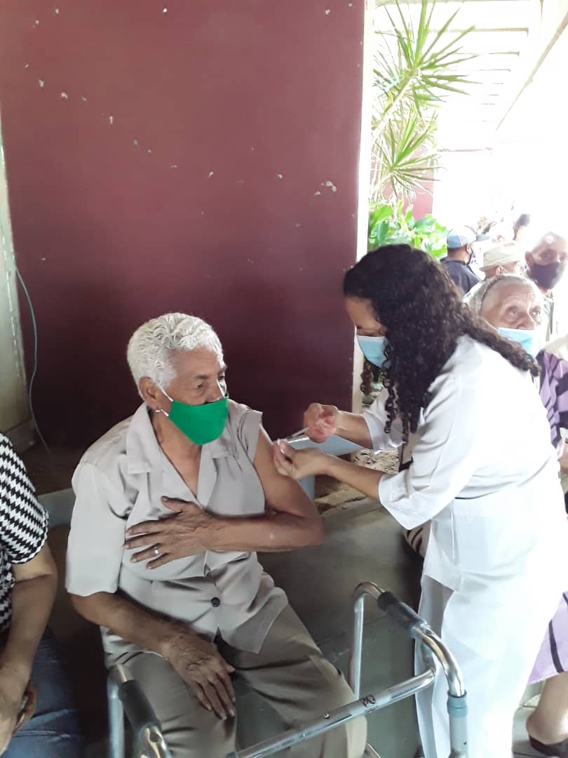 CoroIpasme's tweet photo. Se mantiene jornada masiva de vacunación contra el covid-19 en la sede del @CoroIpasme, con la colocación de la vacuna sputnik V a los adultos mayores. https://t.co/JavZkl3ODA