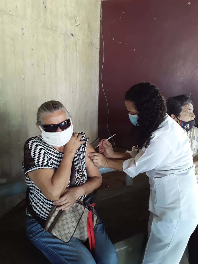 CoroIpasme's tweet photo. Se mantiene jornada masiva de vacunación contra el covid-19 en la sede del @CoroIpasme, con la colocación de la vacuna sputnik V a los adultos mayores. https://t.co/JavZkl3ODA