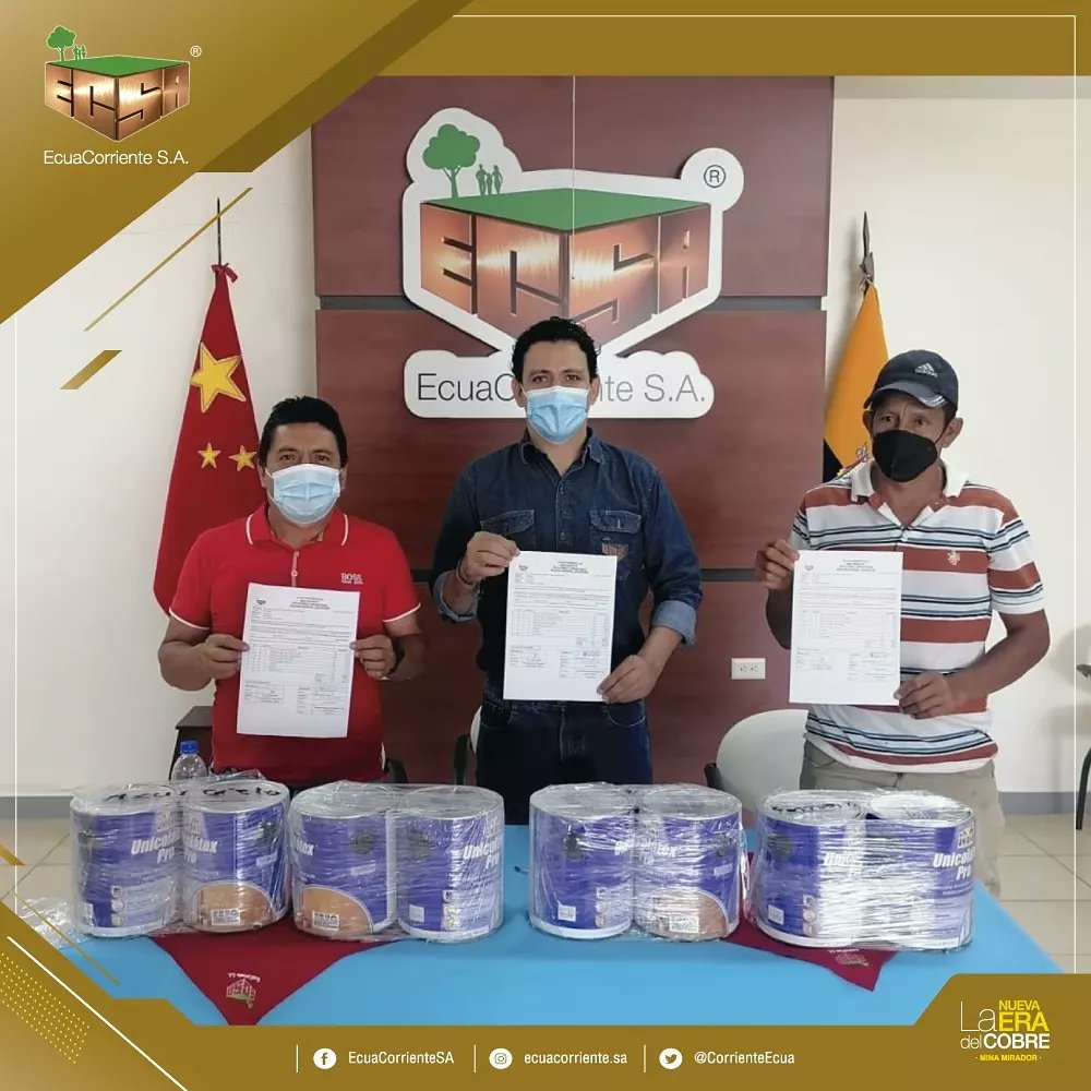 EcuaCorrienteSA's tweet photo. ▶️ #ECSA entregó implementos requeridos por el centro educativo para labores de adecentamiento, beneficiando a los estudiantes que se acogen al proceso de retorno voluntario a clases presenciales en el barrio #ElQuimi. 2/2
#MinaMirador #MineríaConResponsabilidad 👷🏻♀️👷🏻♂️ https://t.co/eWpBCvf6z9