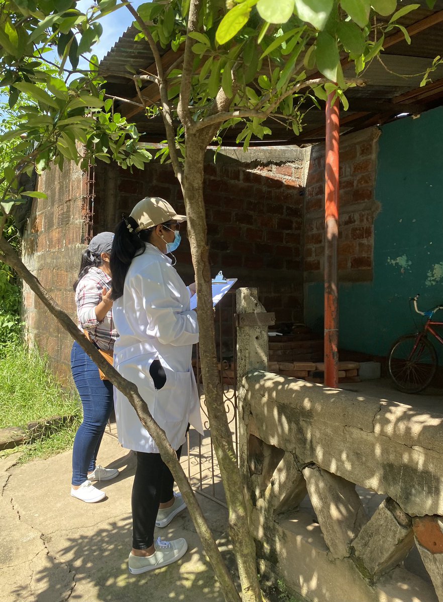 Seguimos visitando a las familias de #LeonRevolucion junto al ministerio de salud, llevando el msj de solidaridad, compartiendo las medidas de bioseguridad siguiendo los protocolos establecidos por nuestro gobierno ✌️❤️🖤 #2021SoberaniaEnMiTierra #Nicaragua