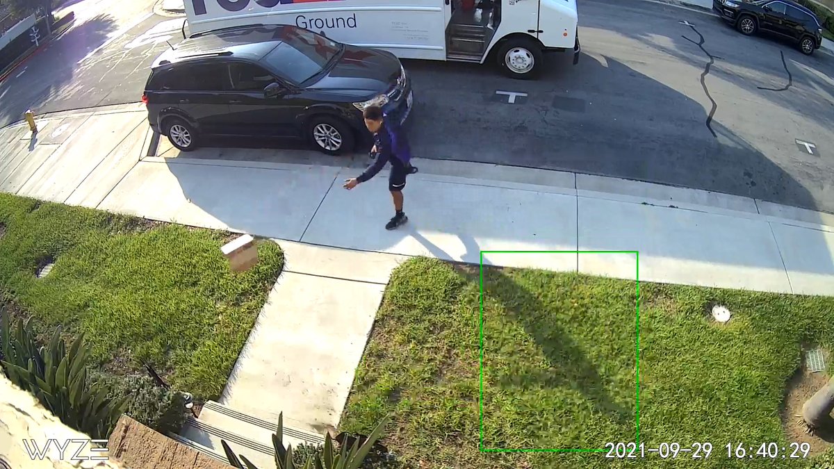 fdavisson's tweet photo. @FedEx so this is how my electronics get delivered.   Getting really tired of the service.  Notice box mid-air!!! https://t.co/nlmazZaNbf