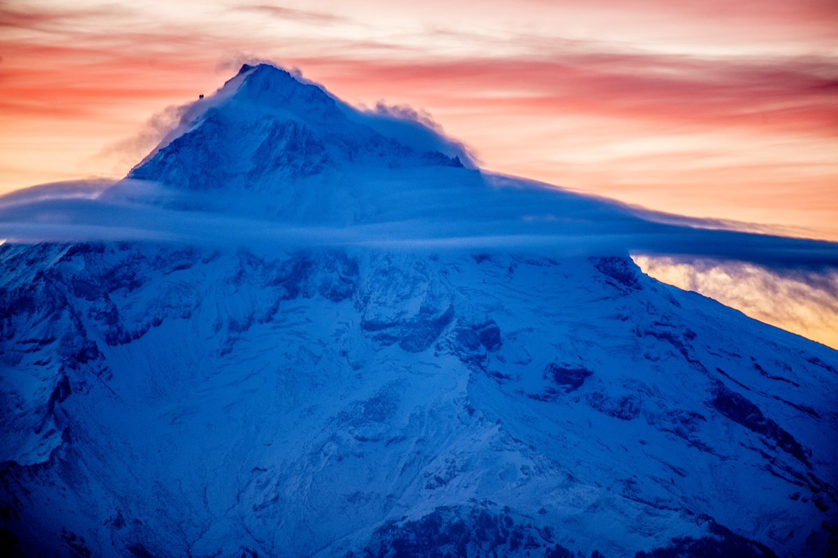 A beautiful sunrise this morning over freshly whitened Mount Hood!  <a href="/NWSPortland/">NWS Portland</a> <a href="/fox12weather/">FOX 12 KPTV Weather</a>