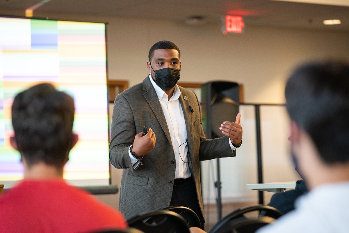 lorascollege's tweet photo. πΈ Thanks to Ashton Henderson, Director of Diversity, Equity & Inclusion for the Detroit Pistons, for speaking to Loras students tonight about microaggressions and microinvalidations.
#LorasCollege #CommittedToMore #GoDuhawks https://t.co/NaF3bJCFGj