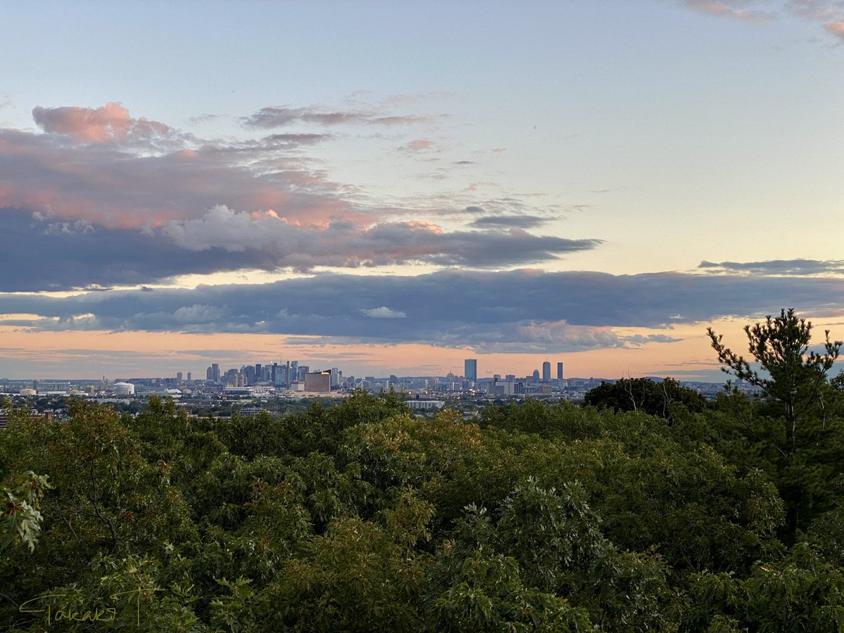 otterX's tweet photo. The sky over Boston this evening #MiddlesexFellsReservation https://t.co/fO5jPvNxVr
