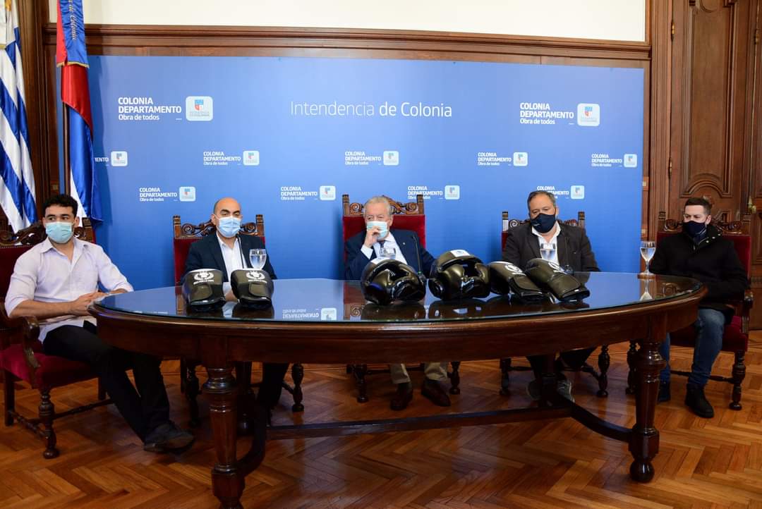 diego_berretta1's tweet photo. En intendencia de Colonia lanzamiento del programa "BOX POR LA VIDA" 
@alesagasti 
@BelelaGabriel 
@UyDeporte https://t.co/ixHonwjyqh