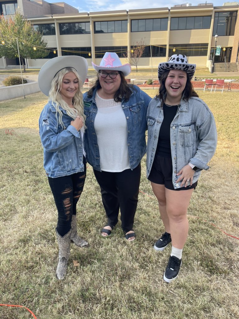 kcchran1's tweet photo. It might be the cowboy hat. It might be the Jean jacket. It might be the students I recruited to help serve. Or it might be that I found a heck of a chili recipe. Whatever it is, say hello to this years NSU Royal Chili Crowd Favorite winner… https://t.co/XFH58SZabZ