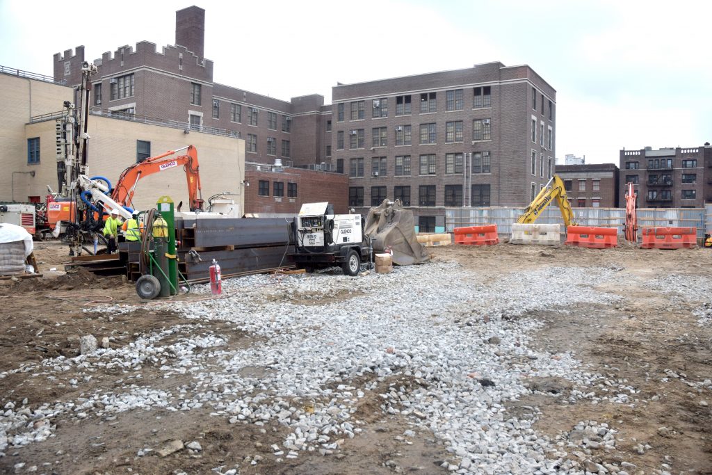 Uptown residents witnessed a jolting sight in May, as the former #InwoodLibrary building was demolished. After a giant excavator pounded the building’s facade into rubble, it became abundantly clear that the #rezoning of Inwood was at last moving forward.

manhattantimesnews.com/rezoning-takes…