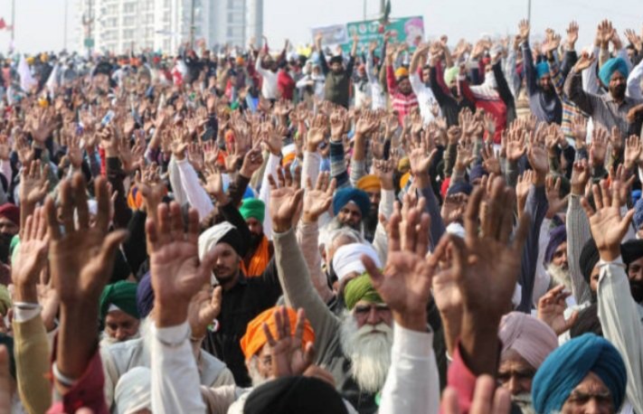 Mnprtsandhu34's tweet photo. Farmers struggle has become a beacon of hope for every section of the society and they are seeking fulfilment of their aspirations through it. 

#FarmersProtest_InChardiKala https://t.co/VnMmIMMbxm