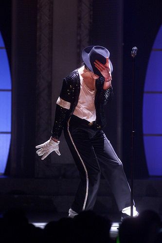 sofialovesbtts's tweet photo. @LiamMcEwan @BTS_twt It is the same outfit that @michaeljackson used to perform 'Billie Jean' on the 30th anniversary of his solo career called 'Michael Jackson: 30th Anniversary Celebration' (2001). #JIMIN wore a similar suit to perform 'Dynamite' at 'MMA 2020'. @BTS_twt 😭😭😭
#BTSxMMA https://t.co/OGx8OfDmnV