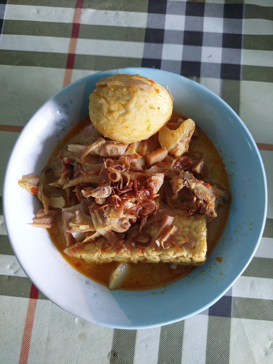 _letward_'s tweet photo. Yang bingung pagi mau sarapan apa,, nih guyss ketupat sayur dan lontong pecel. Mantul guys pecelnya pedes bumbunya lembut, ketupat sayurnya rasa lebaran.. 🤤🤤 nagih bgt, ada di jl.kedawung no 163 catur tunggal, #JOGJA #kulinerjogja #lontongpecel #jogjainfo #jogjaviral https://t.co/zWB1xNOPdN