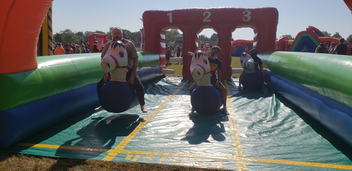 Kyancey77's tweet photo. The teachers had just as much fun as the kids did at the #DayofAwesomeness! #TRSRocks #CSD17 https://t.co/u31VGwmd11
