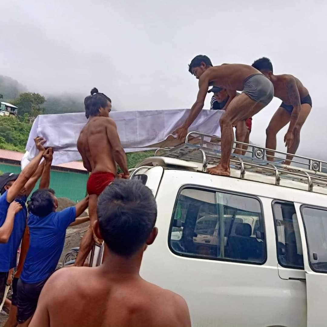 ArianaMerry5's tweet photo. The dead body of Myanmar National who died in Mizoram due to the closure of Rikhodar Border bridge which has been closed since before covid outbreak in Falam Tsp, was carried by volunteers across the creek. #Sep30Coup  #WhatsHappeningInMyanmar https://t.co/BeA1vgTv93