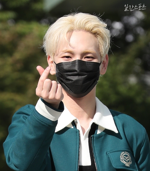 ilgansports's tweet image. 210930 샤이니 키 컬투쇼 출근길

키가 보내는 하트 받고
목요병 치료 완료😉

🔗 bit.ly/3kRPco9

#키 #샤이니 #SHINee #KEY @SHINee