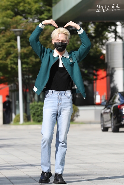 ilgansports's tweet image. 210930 샤이니 키 컬투쇼 출근길

키가 보내는 하트 받고
목요병 치료 완료😉

🔗 bit.ly/3kRPco9

#키 #샤이니 #SHINee #KEY @SHINee