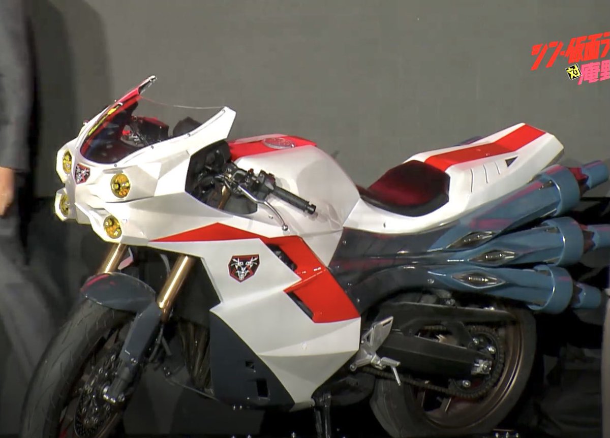 シン 仮面ライダーで出る新しいサイクロン号 賛否両論あるデザインだと思ったけどやっぱカッコイイとダサいが半々っぽい 俺は好きだけど 4気筒で金色倒立フォーク 黒いフレームとスイングアームの形状的にベースはcb650rかな ツイレポ