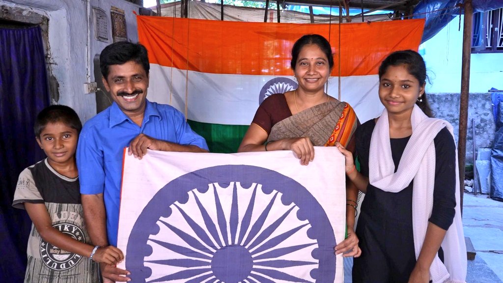 R.R SATYANARAYANA. 9963962777 (@satyana17522644) on Twitter photo Ramalinga Satyanarayana a handloom weaver from Andhra Pradesh has designed a fully handwoven National Flag without any stitches or joints.
He says,"I wish that Flag be unfurled at the Red Fort by PM on Independence Day."
Please share his hard work & dream. <a href="/AskAnshul/">Anshul Saxena</a> Ramalinga Satyanarayana a handloom weaver from Andhra Pradesh has designed a fully handwoven National Flag without any stitches or joints.
He says,"I wish that Flag be unfurled at the Red Fort by PM on Independence Day."
Please share his hard work & dream. <a href="/AskAnshul/">Anshul Saxena</a>