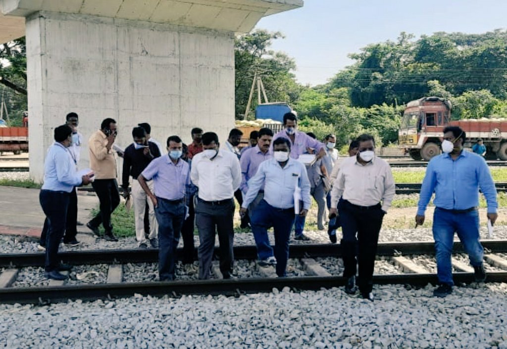 DrmMys's tweet photo. DRM/MYS  inspection at Visvesvaraya Iron and Steel plant Siding (#VISL) at Bhadravati and Shivamogga Station along with Branch Officers of Mysuru Division.

@SWRRLY 
#inspection https://t.co/eP8d6JL5OX