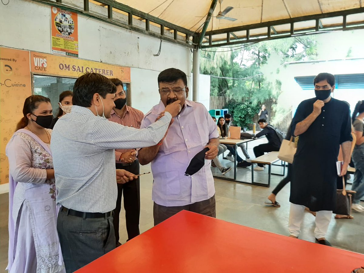 vsjmcdelhi's tweet image. Birthday celebration of our master mentor Prof. Sidharth Mishra!

#vimc #vimcdelhi #massmedia #media #mediastudents #delhi #happybirthday #birthday #birthdaycelebrations #celebration