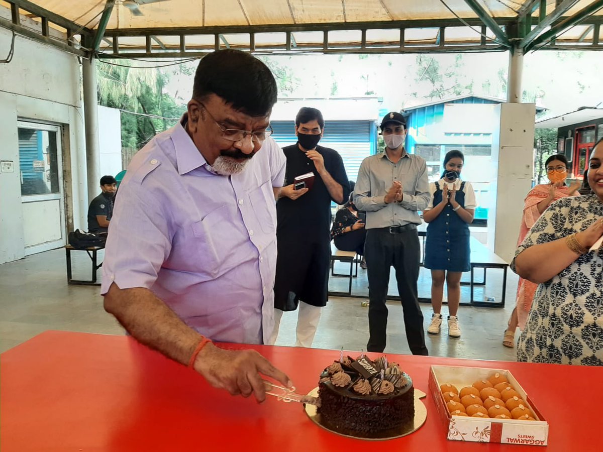 vsjmcdelhi's tweet image. Birthday celebration of our master mentor Prof. Sidharth Mishra!

#vimc #vimcdelhi #massmedia #media #mediastudents #delhi #happybirthday #birthday #birthdaycelebrations #celebration