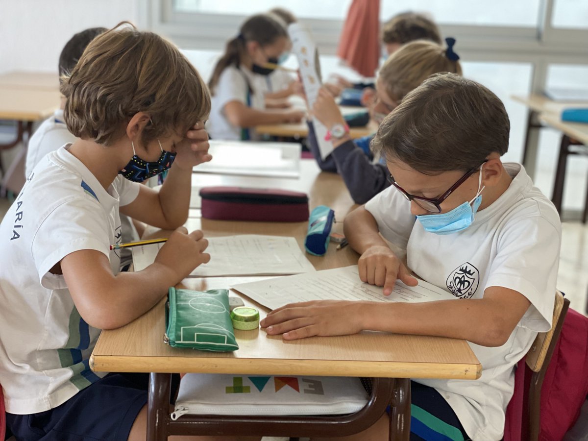 pmariasantcugat's tweet photo. L'alumnat de 3r EP C, ha resolt un qüestionari sobre les dents del animals fent la tècnica cooperativa 1-2-4. Així pensem individualment, ho compartim en parelles i finalment arribem a un acord en grups de 4, per poder exposar-ho després a la mestra #iiin #santcugat #cooperatiu https://t.co/C25iOHCMS6