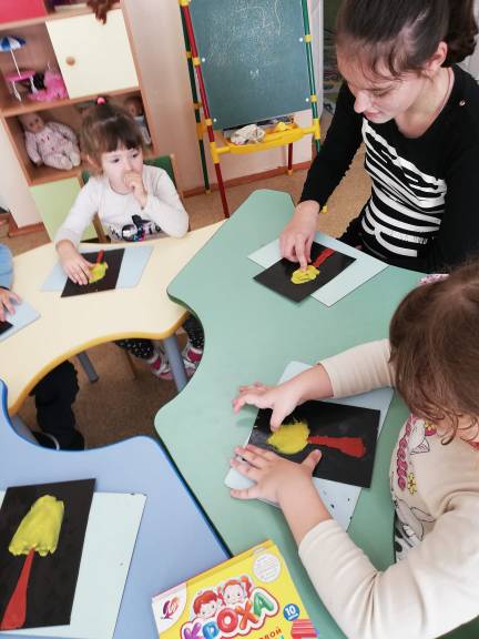 srcnes1's tweet image. #mspno На занятии кружка «Не сидим сложа руки» ребята лепили осеннее дерево способом пластилинография. Практически у всех ребят все получилось.