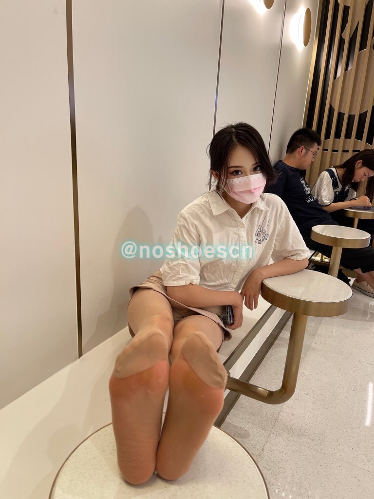 eilinqueen0917's tweet photo. 穿着高跟鞋逛街容易玉足酸痛呢,看到奶茶店就忍不住坐下来,将高跟鞋甩落一旁,玉足端在桌上

这要拍么?可是肉丝美脚憋出汗臭,纤薄亮丽的丝袜也变得黯淡,足底昏黄,仿佛是汗味脚臭凝结,光是给你看着,人家就恶心反胃呢

别啊,对着人家的丝足臭脚特写什么的,什么?你还喜欢这样?恶心死了…
#抖s #臭脚 #文援 https://t.co/Y4efcxlW3U