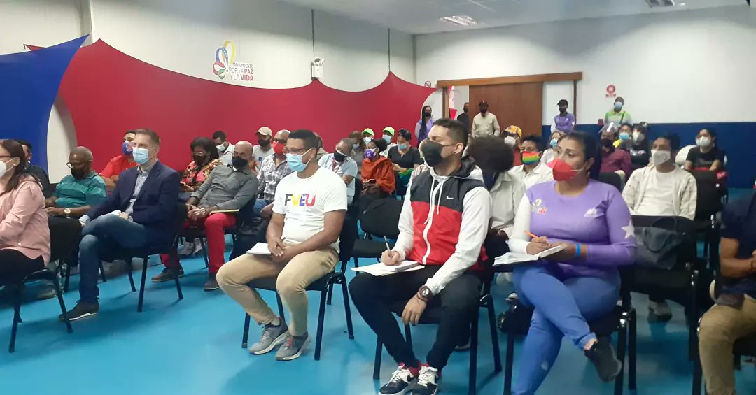 Excelente jornada de trabajo con el Equipo de Movimientos Sociales del Comando de Campaña Aristóbulo Istúriz. #UnidosConChávezVenceremos <a href="/NicolasMaduro/">Nicolás Maduro</a> <a href="/gestionperfecta/">Carmen Meléndez</a> <a href="/dcabellor/">Diosdado Cabello R</a> <a href="/ErikaPSUV/">Erika Farías Peña</a> <a href="/SierraCarlosVEN/">CARLOS SIERRA</a> <a href="/taniapsuv/">Tania Valentina Díaz</a>