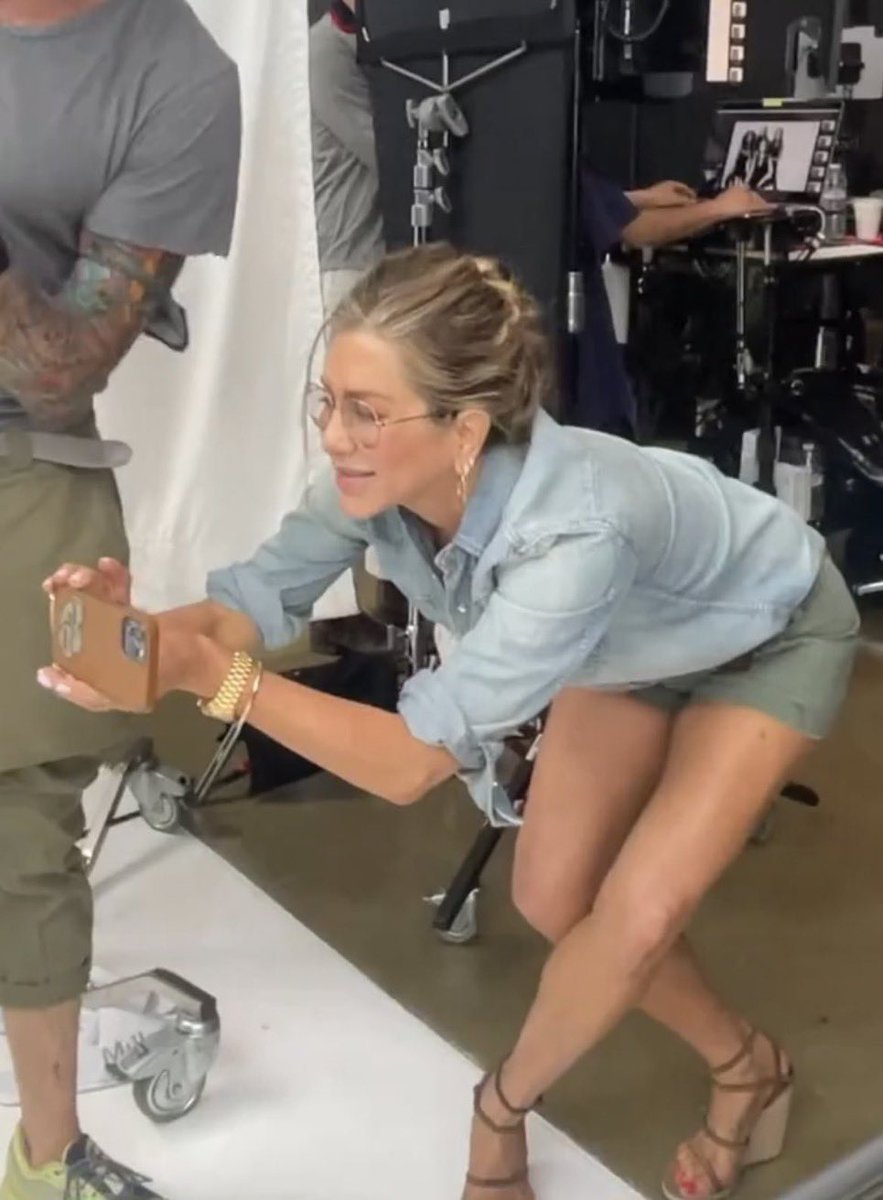 Me taking pics of random flowers I see when I’m in public