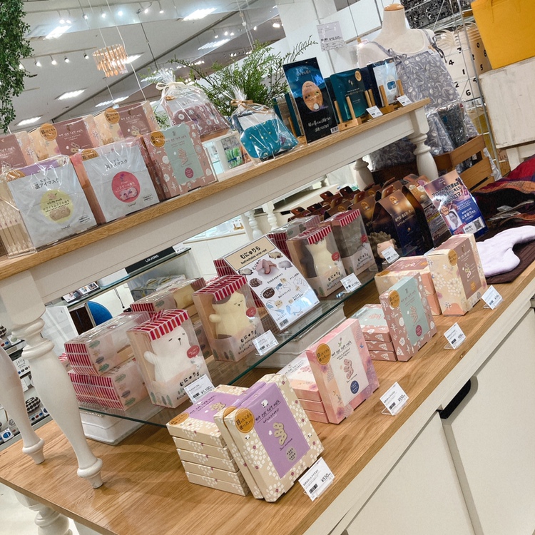 Roomdecoかねたや家具店 幕張新都心店です 今回は秋冬雑貨のご紹介です アイマスク 蒸気で温めるアイマスクの他 ながらアイマスク もご用意 目の部分に穴が開いている商品となってます セラミックファンヒーター 様々なヒーターを販売中