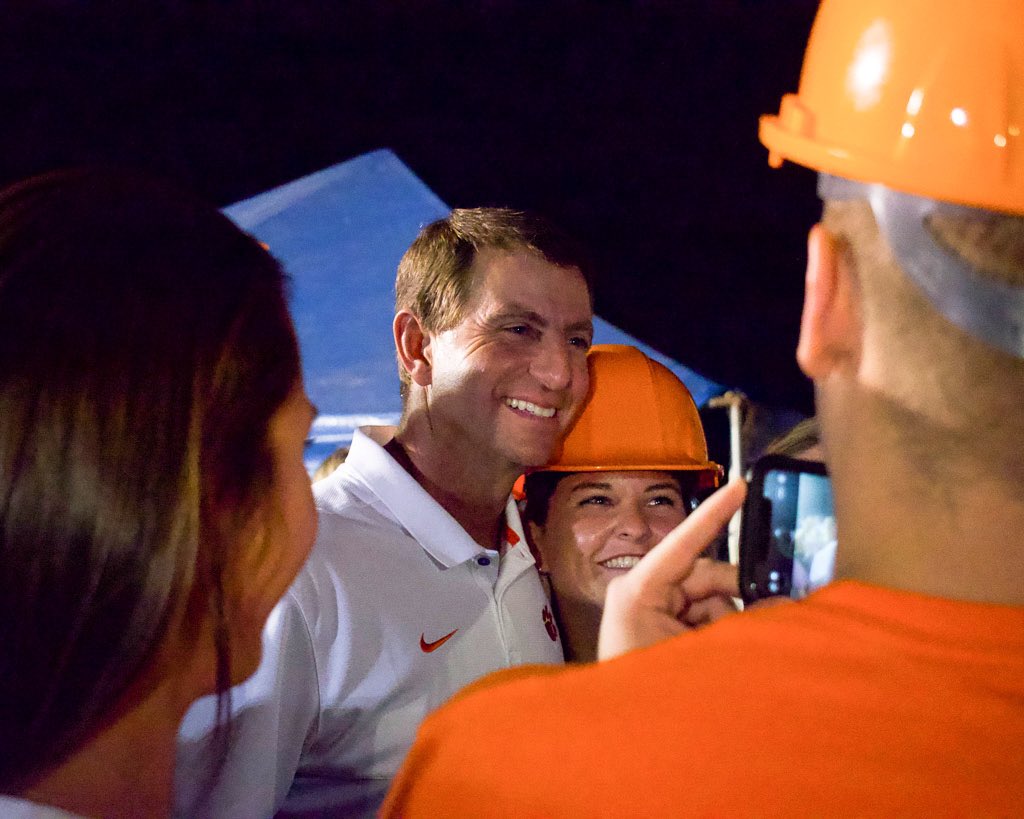 ClemsonUniv's tweet photo. Special visitor tonight for #ClemsonHomecoming 😱 https://t.co/ai15HSz9u6