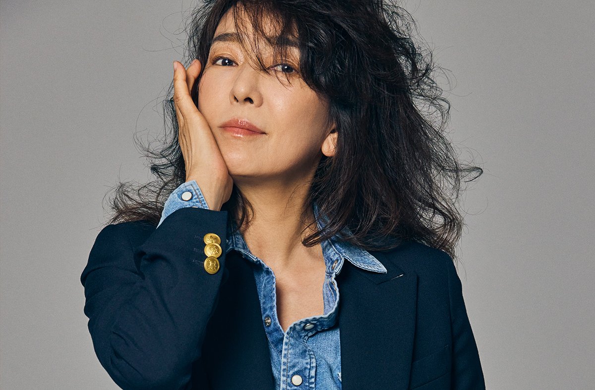 Mi Mollet ミモレ 紺ブレ ダンガリーシャツ デニムパンツを 誰より格好よく着こなす人 小林麻美さん ディファインメイク であらためて気づかされる 67歳の 格好いい大人 の魅力 T Co Trub2oufjv 小林麻美 水野未和子