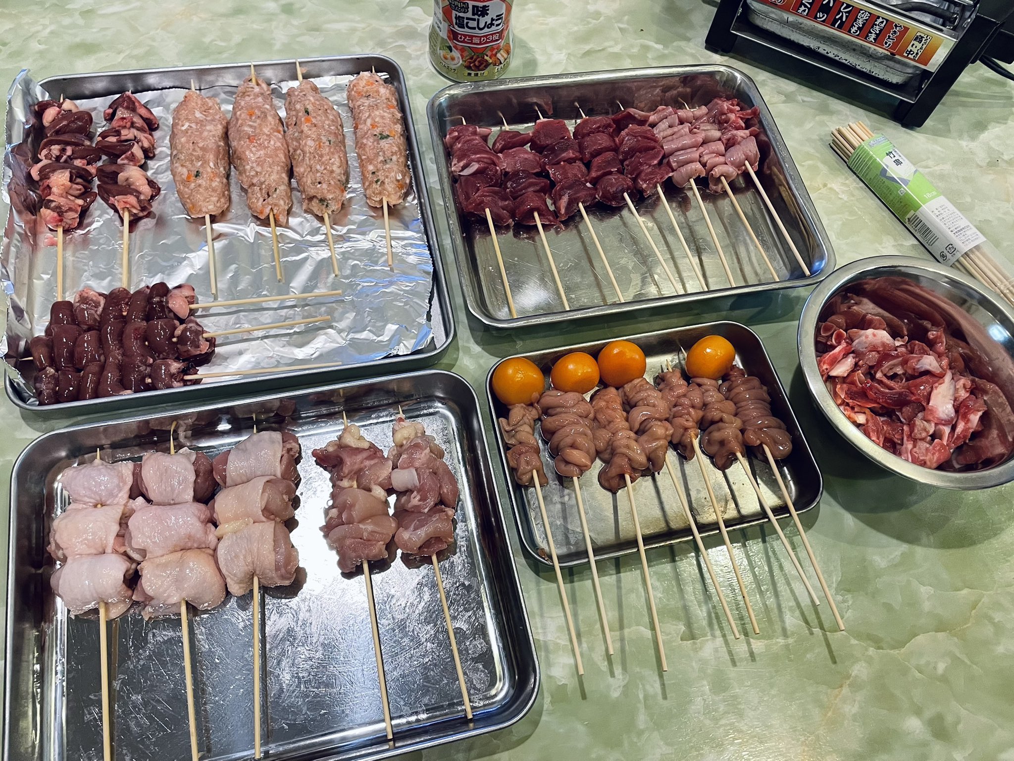 魔女っこれい 夜ご飯作った 昨日 主人が切って私は串打ち タレは金笛の醤油とにんにく背脂を混ぜたやつが抜群に美味しかった 塩 は味塩こしょう使うと失敗がない 焼き鳥マシンで遠火でじっくりと焼く ももが一番美味しい ちょうちんも好き 砂肝の