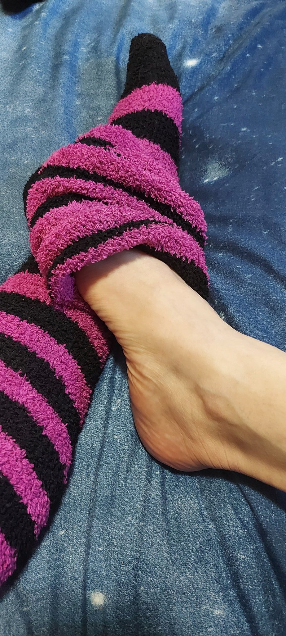 Time to take off the socks me head to bed. Sleep well all. #feetworshi̇p #FeetPicture #feet https://t.co/9Tg0rDc4i9