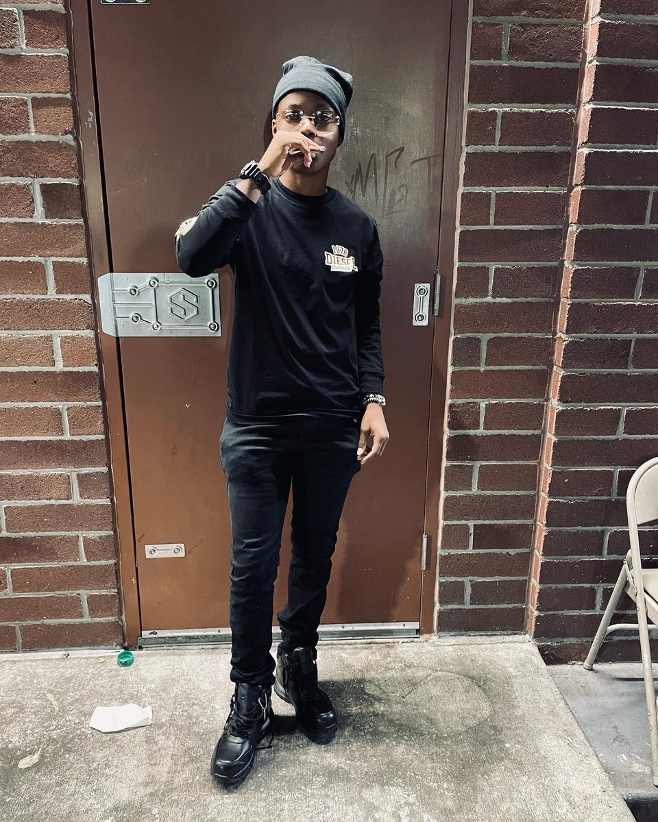 wlc_savage's tweet photo. I got this shit of the mud with no shovel 🧱I want it all &amp; I still need the extra ‼️Young Nigga Balling came straight out the ghetto 💫 #ShakebackShorty🤫 #FreeRedz⛓ #GSG💔🕊 https://t.co/b1QOEQE2qo
