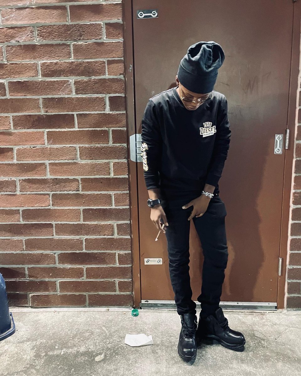 wlc_savage's tweet photo. I got this shit of the mud with no shovel 🧱I want it all &amp; I still need the extra ‼️Young Nigga Balling came straight out the ghetto 💫 #ShakebackShorty🤫 #FreeRedz⛓ #GSG💔🕊 https://t.co/b1QOEQE2qo