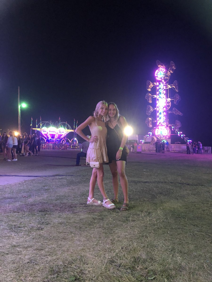 madisonbrooke14's tweet photo. @ChattMegan I miss u way too much :( https://t.co/xFln6QAnMu