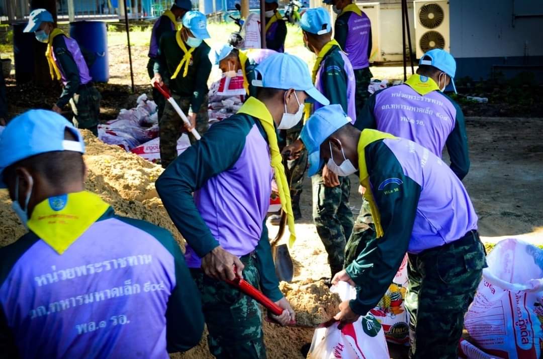 1st_Army_Area's tweet photo. ร.31 พัน.2 รอ.  ได้จัดกำลังพล จิตอาสาของหน่วยร่วมกับเทศบาลถนนใหญ่ ต.ถนนใหญ่ อ.เมือง จ.ลพบุรี และ ประชาชนจิตอาสาในพื้นที่ชุมชนรอบหน่วย ดำเนินการกรอกกระสอบทราย เพื่อเตรียมการป้องกันอุทกภัยที่อาจก่อให้เกิดผลกระทบในพื้นที่ https://t.co/NZeXIYGVe7