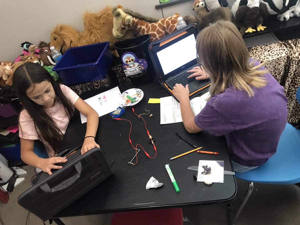 StephanieWClark's tweet photo. @ECISDScience @BuiceElementary @EctorCountyISD #buicebisonscience testing conductors and insulators of electricity https://t.co/wvXq7khDuV