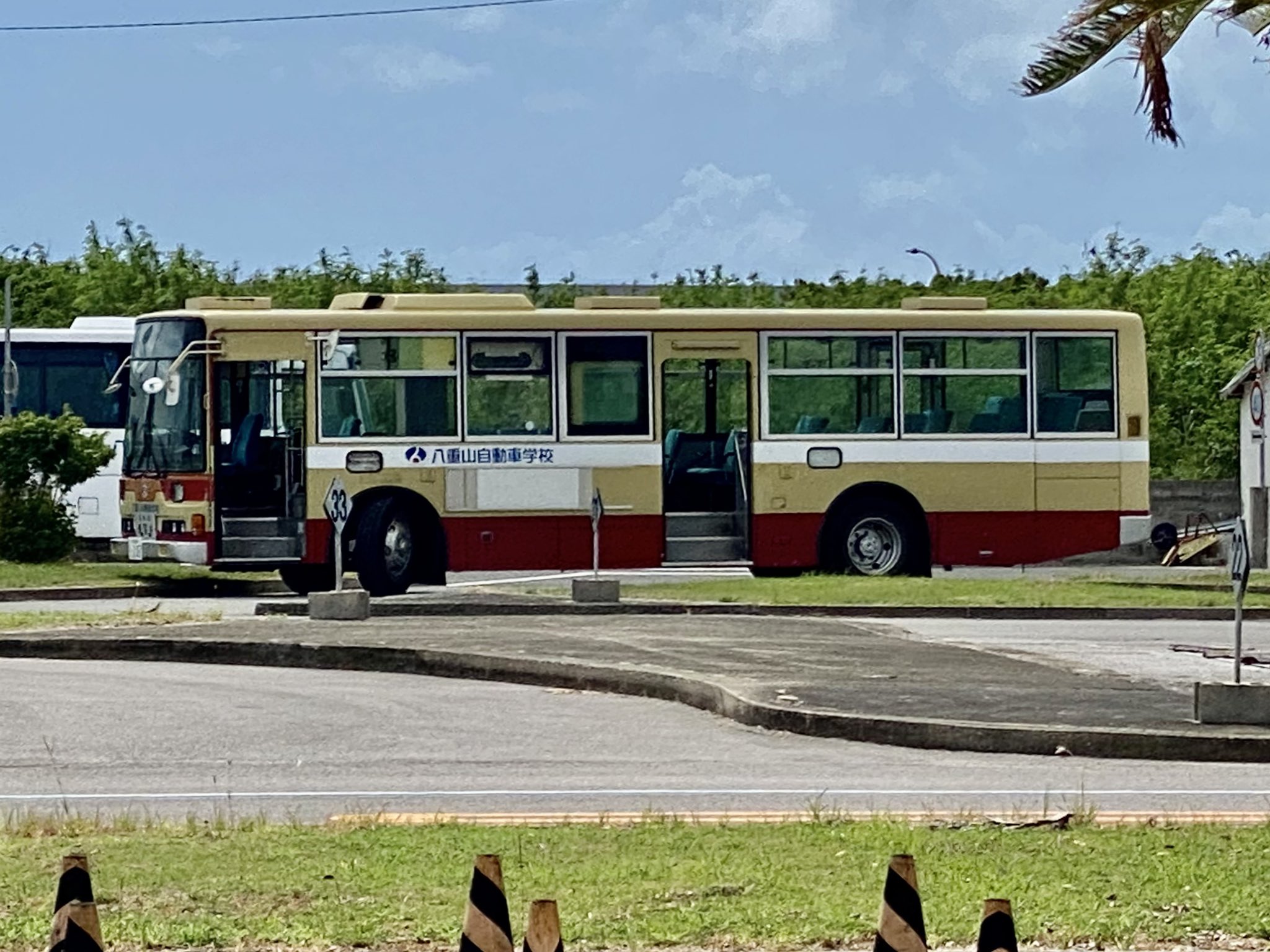 0z4w4 見覚えのあるカラーリングとは少し変わってるけど 神奈中の払い下げが遠路遥々石垣島に来て教習車になって再就職して頑張ってますー 元は神奈川のどこを走ってたのかなぁ 神奈中 教習車 払い下げ 中古 バス 八重山自動車学校 T Co