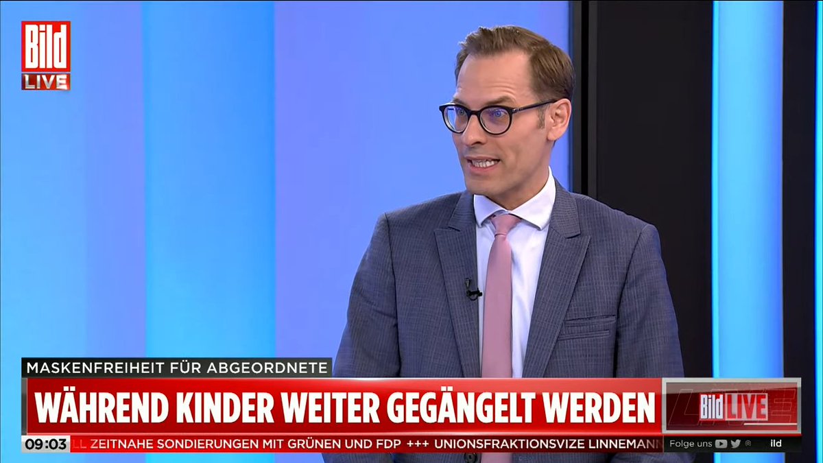 BILD's tweet photo. „Das ist an Doppelmoral nicht zu überbieten“, sagt BILD-Politikchef @schaefer_j bei #BILDLive zu dem Gruppenfoto der neuen #SPD-Fraktion, auf dem fast alle Abgeordnete keine Masken tragen. https://t.co/U07f8NtrFS