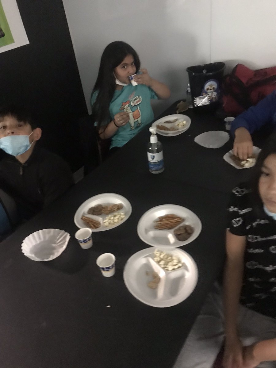 StephanieWClark's tweet photo. @ECISDScience @BuiceElementary @EctorCountyISD #buicebisonscience eating and drinking mixtures and solutions https://t.co/WCRSspvTYY