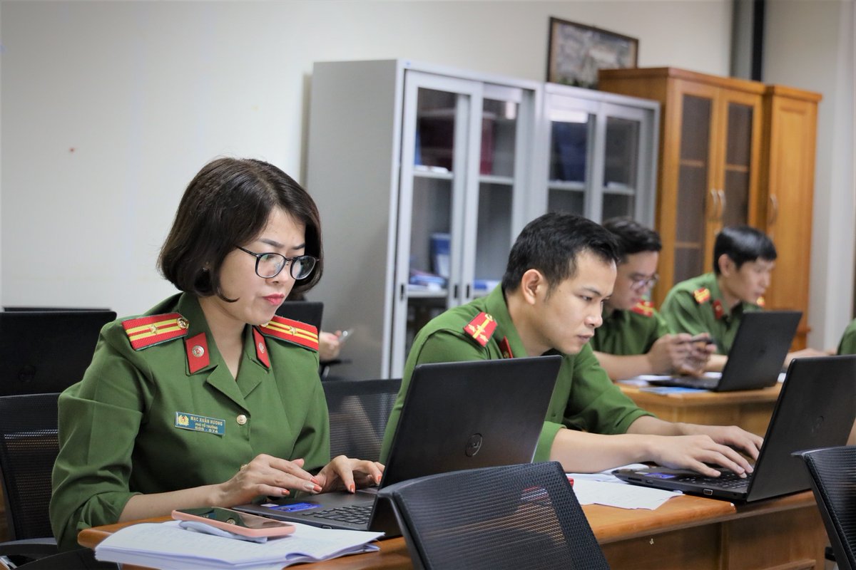 .<a href="/UNODC_SEAP/">UNODC Southeast Asia-Pacific</a> is setting an example for women in Southeast Asian law enforcement. Reflecting the population and community builds trust and gets operational results <a href="/valemichigan/">Valentina Pancieri</a> @suchaya_m_unodc <a href="/TaThiBichLien1/">Ta Thi Bich Lien</a> ➡️unodc.org/southeastasiaa…