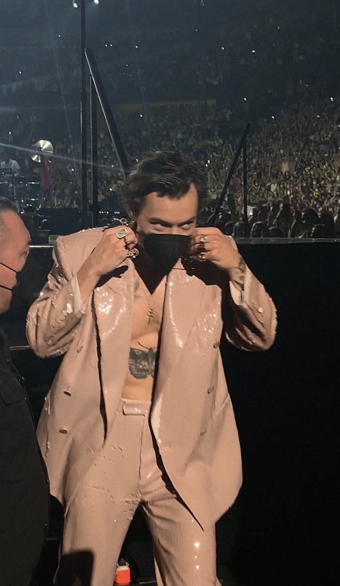 valee_tpwk's tweet photo. SE VABBÈ CIAO. QUESTO OUTFIT È PAZZESCO. #HarryStyles #LoveOnTourNashville https://t.co/PLOywWTZxs