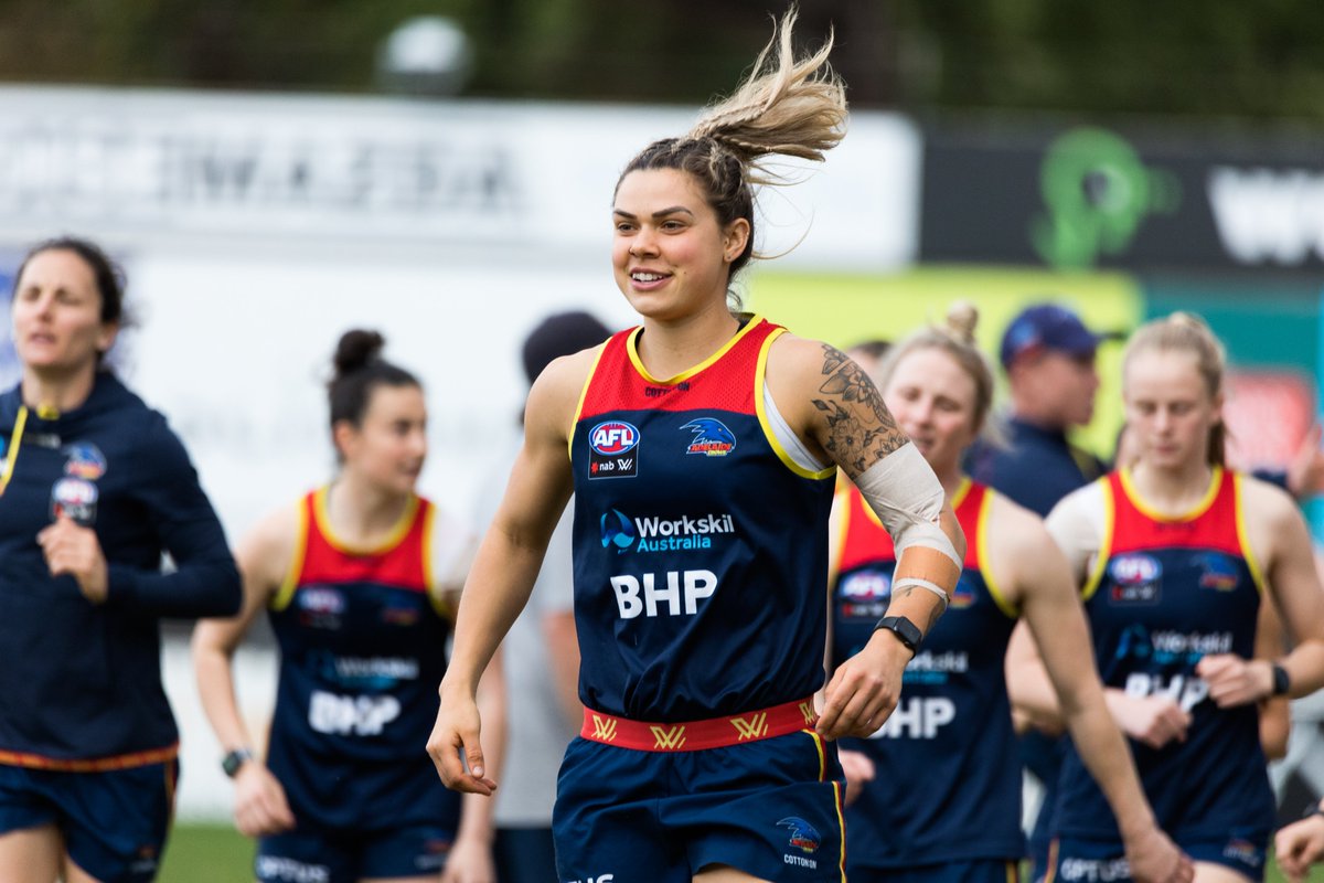 CrowsAFLW's tweet image. Back to work 😍

#crowsaflw #weflyasone
