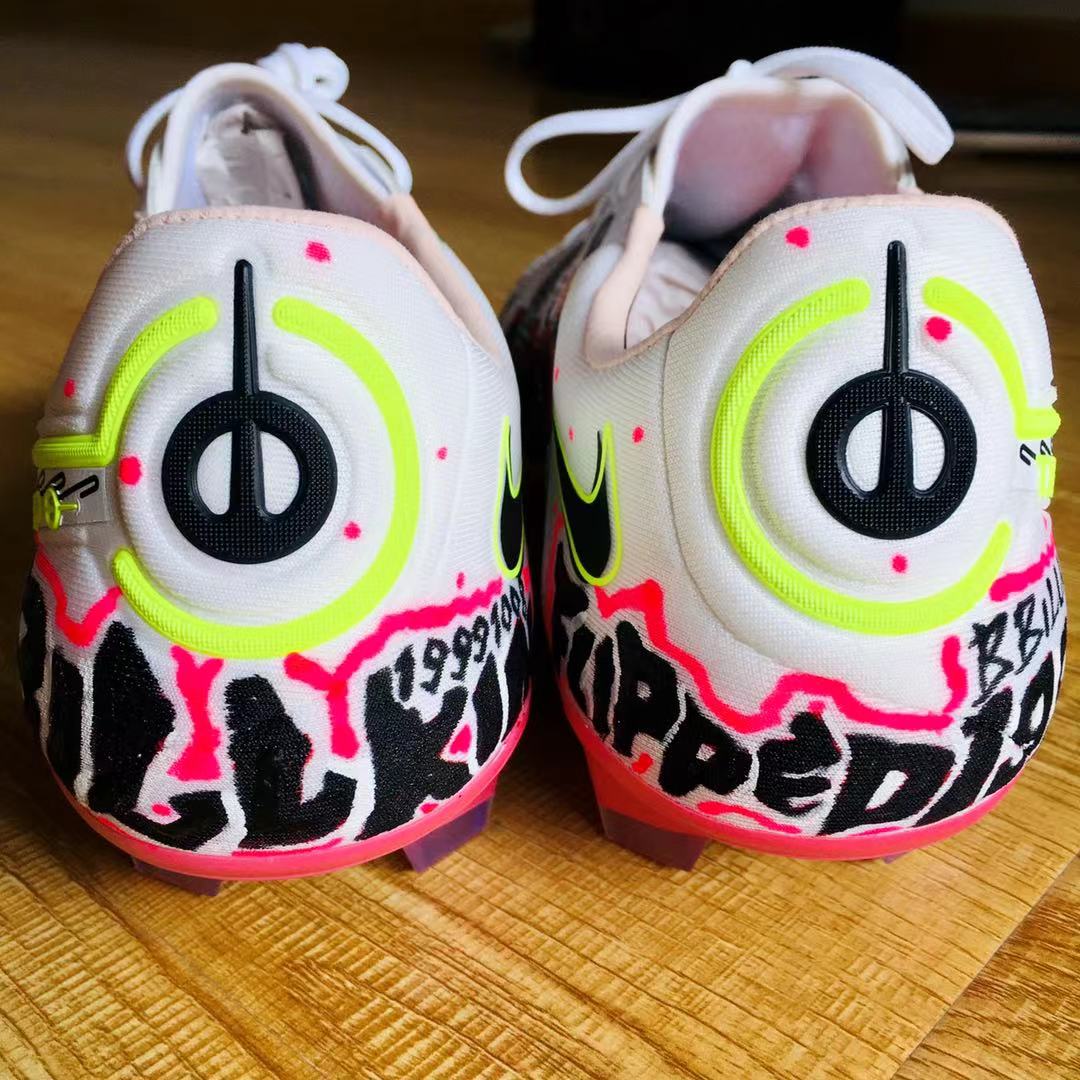 flipped1999_bk's tweet photo. ONE OF GIFTS FOR BILLKIN
Some details about Customized Football Boot
To our favorite soccer player, billkin has a unique pair of soccer shoes now！
Billkin will keep his love of football, and we will keep our love of him.💓💓💓
#HappyBirthdayBillkin
#bbillkin #Happy22ndBILLKINDay https://t.co/a26VtNiKVU
