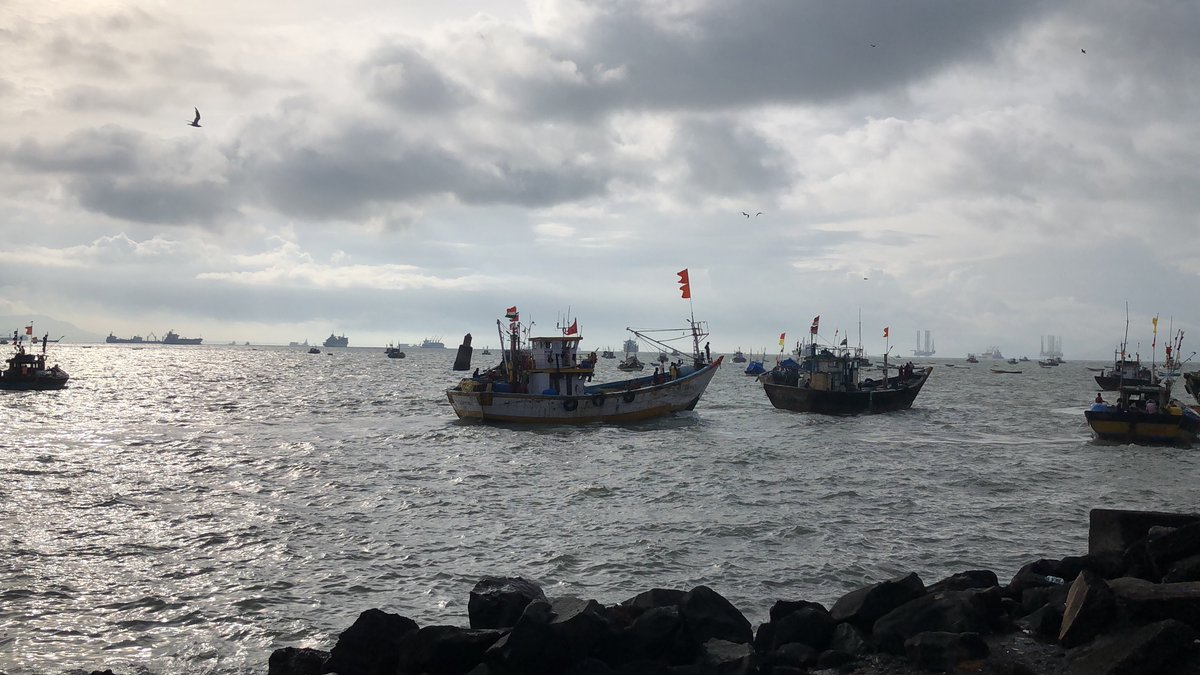 The #ArabianSea off #SassoonDocks. The night catch delivered, fishermen head home! #mumbai #cyclinglife #cycling #bicyclediaries